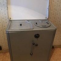 У нас вот такая была! Я с ней в "такси" играл....Верхняя крутилка тикала, типа счетчик, ниже КПП, руль зеленый в "культоварах" куплен был....