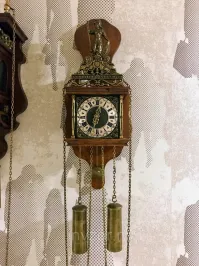 Часы, которые питаются от гравитации. В них нет батареек или заводной пружины, их всего лишь нужно раз в день поднимать груз обратно на верхнюю точку