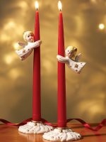 "финская свеча" наиболее популярное название костра из одного бревна. Горит она не совсем дольше, но более направленно и разжигается быстрее; приготовить еду намного быстрее, чем разжигая обычный костер.
Петля на флиске нужна как раз чтобы цеплять кофту для быстрой просушки - она относится к одежде для активного отдыха (в которой часто потеют). Петельки для пуговиц более замкнутые, и пуговицы есть только в той одежде, где и так предусмотрена подстежка.
Насчет ангелочков были сомненья - из-за их странной формы. По этой же причине ничего не гуглилось. Оказывается правильные ангелочки называются hugger (обнимашки) и выглядят будто летят со свечкой, обнимая её, что намного красивее и логичнее чем эти аналоги с обручами.