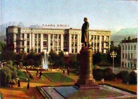 Для "Слава КПСС" нужна здоровая домина.
А на её лоскутках места только под "FUCK ME".