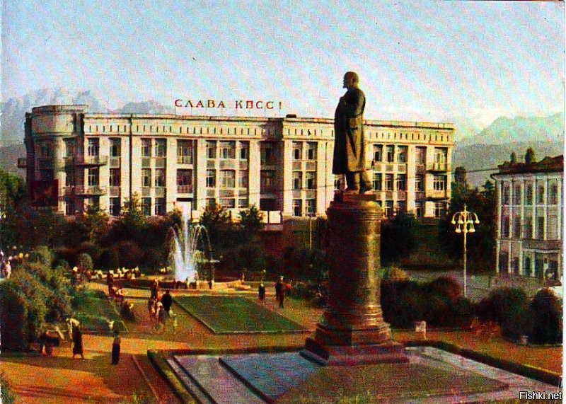 Для "Слава КПСС" нужна здоровая домина.
А на её лоскутках места только под "FUCK ME".