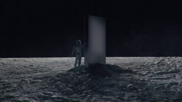 У Япета идет испарение из водяного льда, которым покрыта планета. С одной стороны (чёрной) она испаряется, на другой (белой) оседает. Посередине накапливается особенно сильно - там горка. В общих чертах. 

Чёрный монолит из "Космической одиссеи" искали, искали, но не нашли.
