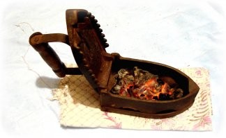 Ну зря вы так про утюги, прямо обидно стало!
Есть проводные утюги с возможностью освещения, а есть беспроводные.