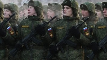 и кстати клоун шинели солдаты в России уже давно не носят