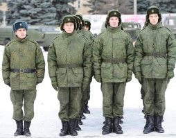Блин я только сейчас заметил что ты судя по нику женщина, короче погоны СА были у солдат которые уже приняли присягу, а до присяги они еще не солдаты тебе это доходит до мозгов и на фото повторю это ПРИСЯГА, а во вторых уже много лет в Российской армии НЕ НОСЯТ ШИНЕЛИ, НЕТ ШИНЕЛЕЙ У НИХ до тебя это доходит, вот дура я тебе фото скидываю это уже много лет зимняя военная форма солдат России У НИХ УЖЕ ДАВНО НЕТ ШИНЕЛЕЙ.