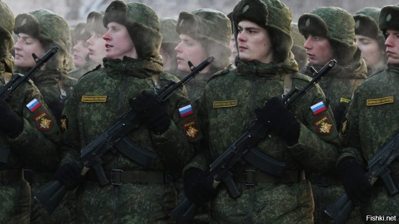 и кстати клоун шинели солдаты в России уже давно не носят