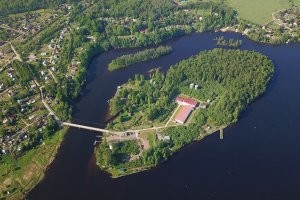 Нева, Островки.  Конечно разрослось, но в рамках поселения исторического можно на берегу. К чести властей могу добавить, на нуворишей наехали конкретно, доступ к Неве есть, по берегу пройти можно. А вот в глубинке Ленобласти чё творится))) Только "Ванюша" походу не в курсе со своими 20 метрами))