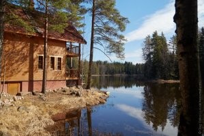"...И не надейтесь - в России запрещено строить частные дома на береговой линии - землях общего пользования (20 метров от воды)..."
Вань, да ты походу с другой планеты. Вуокса, Ленинградская область...Над островом Змеиный, природоохранная прокуратура побаивается на вертолёте летать))))  Сестрорецкий разлив, просто помолчим, аминь)))) и много много чего....Бабло и связи, ноу проблем.