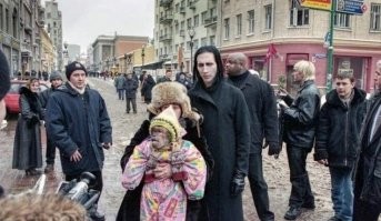 Органично смотрится. Я таких Мерлинов Менсонов каждый день в электричке в 6 утра вижу. Я и сам своего рода Мерлин Менсон.