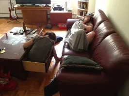 Огромный респектище столяру! Мало какой ящик выдержит 50+ кг в выдвинутом состоянии.