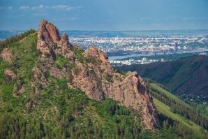 Нууу, не на заднем дворе,  а 15 минут на автобусе из городской квартиры,  с вершины вижу дом,  из дома верхушку этой горы "Такмак",  Красноярск.  

А ниже, с цветами,  Ергаки,  тоже Красноярский край, но поюжнее.  Ближе к Тыве.