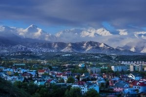 Когда то из окна нашей квартиры был вот такой вид на горы , на даче было примерно тоже самое только дача была у подножья 3х гор , 100 метров и поднимайся :)