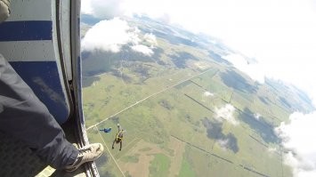 Выглядит не страшно. Либо со страховкой гуляешь, либо скатываешься по стеклянной трубе.
Я с парашютом прыгал. Так там самолёт Ан-2, всем своим видом намекал что ему пора уже в заботливые руки приёмщика металлолома. И сам по себе парашют тогда был Д-6, времён СССР.  Вот тогда было страшно, ибо всё  это выглядело крайне уставшим, и было непонятно, что безопасней, остаться внутри самолёта, который трясёт и дребезжит так, как будто развалится в воздухе, или понадеется на прочность этого изделия, времён молодости наших отцов и сигануть с высоты 800 метров, откуда аэродром, ЛЭП, лесной массив - кажутся какими то игрушечными и далёкими. И те рваные облака, которые снизу выглядели довольно высоко - теперь проплывают под твоими ногами.