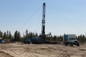 В то время везде было так, и в Америке, и в Баку и Грозном. Подземное оборудование было несовершенным и часто ломалось. Поэтому и оставляли вышку для проведения ремнотных работ. Сейчас для этого есть передвижные подъёмные установки.