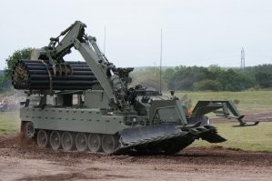 Наша ИМР-2 я думаю легко фору англичанам даст. А уж ИМР-3 тем более. Первое фото просто сделано с такого ракурса. А так там в базе челенжер обычный.