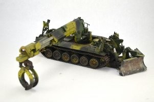 Наша ИМР-2 я думаю легко фору англичанам даст. А уж ИМР-3 тем более. Первое фото просто сделано с такого ракурса. А так там в базе челенжер обычный.