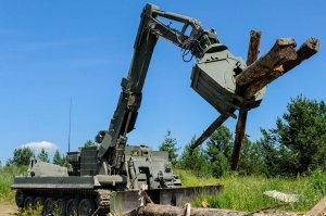 Наша ИМР-2 я думаю легко фору англичанам даст. А уж ИМР-3 тем более. Первое фото просто сделано с такого ракурса. А так там в базе челенжер обычный.