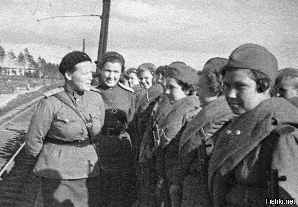 Вот женска форма РККА образца 1943 года. Тут и рядового состава и офицерского.