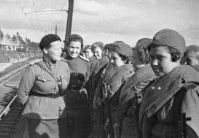 Вот женска форма РККА образца 1943 года. Тут и рядового состава и офицерского.