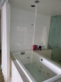 Брызги, наверное, по всей ванной