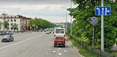 1. Не вышла на зеленый, а выбежала на красный. Дача ложных показаний.
2. Ехал прямо, там где можно только налево. Тоже врунишка - явно ехал прямо, либо не включил поворотник, если поверить его намерению повернуть.
3. Нет знаков 5.15 и горизонтальной разметки непосредственно на перекрестке.