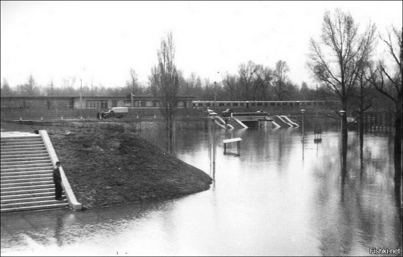 Бьеф Киевского водохранилища - 9 метров. Даже Русановку не затопит. В 1970 был подъем на 9,7. Станция Гидропарк. Метро не перерезало - ходило, правда, естественно, без остановки. Так что не несите чушь!