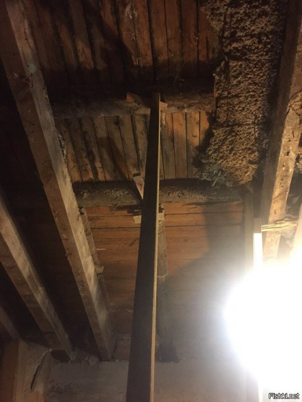 В старых домах где деревянные перекрытия мокрые зоны и заливают бетоном, если что, вот к примеру мой потолок, дому почти 100 лет