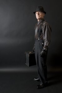 Дэвид Патрик Келли в фильме Джон Уик потрясающе сыграл начальника жмур-команды.
Это кстати его в одном фильме Джон Мэтрикс скинул с обрыва и забрал Порше.