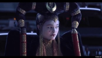 А вы не находите определенное сходство между Наваанлувсангийн Гэнэнпил и королевой Амидалой с Набу? 
Амидала на заседании Сената. Кадр из фильма «Звёздные войны. Эпизод I: скрытая угроза». 1999.