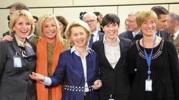 Министры обороны Албании, Нидерландов, Германии, Норвегии и Италии

(слева направо).