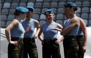 Чуть позднее, на этих же дам уже смотреть интереснее: