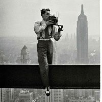 "Помните фотографию рабочих, обедающих на недостроенном Эмпайр Стейт Билдинг? А вот и фотограф Чарльз Эббетс, делающий этот снимок"
А на заднем плане какой небоскреб?