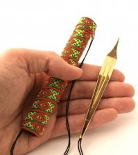 Позволю себе поспорить. Самый простой инструмент - варгана. Это тонкий металлический язычок, который зажимают зубами или губами и извлекают из этого "шаманские звуки"