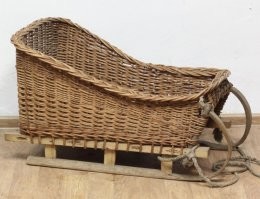 Вроде и в 80-х было такое что детей в яслях вывозили на улицу, только не для закаливания, а для "прогулки". Помню сеструху возил в карете плетеной в ясли, в которой она и гуляла днем.