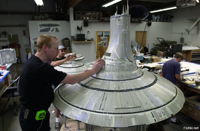 Адам Севидж (разрушители легенд) работает над миниатюрами для "Звёздных Войн" в ILM