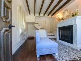 Домики юных браконьеров? Бошки единорогов висят, поэтому они и вымерли.