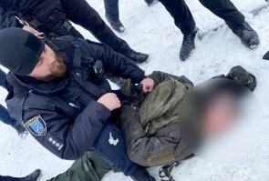 Сдался уже....

"Ночью 27 января в украинском городе Днепр солдат-срочник Национальной гвардии 21-летний Артем Рябчук открыл стрельбу по своим сослуживцам. 
Сбежавшего с оружием солдата-срочника позже задержали в городе Подгородное Днепропетровской области. По словам замдиректора управления Государственного бюро расследований (ГБР) Украины в Полтаве Владимира Шило, Рябчук решил сам сдаться и попросил местную жительницу сообщить полиции о его местонахождении. Во время задержания при нацгвардейце были автомат и боеприпасы, взятые в оружейной комнате.
 Рябчук пошел на жестокое преступление с целью мести за оскорбления со стороны командиров. "