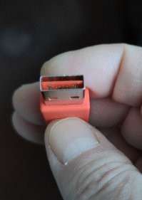 Нормально работает. У меня к наушникам такой шнур шёл.