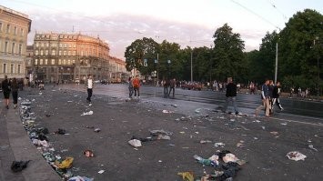 Ну на тебе центр Москвы и Питера.
В любом туристическом городе много мусора.