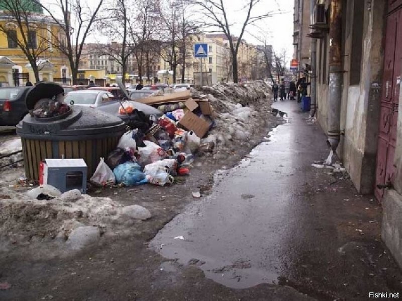 Ну на тебе центр Москвы и Питера.
В любом туристическом городе много мусора.