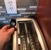 Это для того, что бы выдёргивать вилку удобнее было, а не что бы вешать.