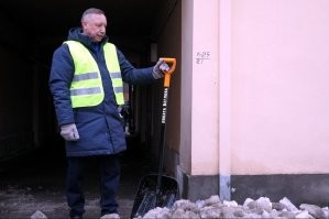 сёдня чёт  снега навалило, аварий дофигища. а с мусором затыка пару дней была, не вывозили, сейчас, по крайней мере у нас, всё убрано. одна мусорная мафия сменила другую. старая забрала свои контейнера и мусоровозы и новая тем что было не справлялась, сейчас, то ли у старой выкупила, то ли своих натащила