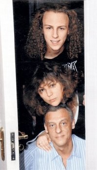 Простите, но Половцев - мудак. Прожить 20 лет с женой и потом развестись, чтобы скакнуть на молодую соску....