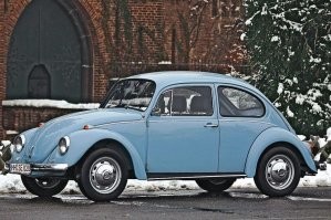 "Автомобили с подобным расположением моторной системы в это время уже производились, однако они были предназначены для пользования водителями-инвалидами и не предусматривались для будничного использования."
ОЧЕНЬ смелое заявление!