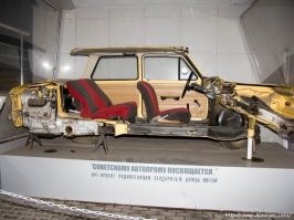 Феррари и ламборгини с двс имеют передне- или среднемотороную компоновку, про задне- на этих моделях совсем не слышал 
Для сравнения-разрез ЗАЗа и схема ламбо.