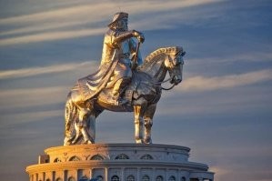 Наверное похоже на некоторые сельские регионы в РСФСР в первые годы после гражданской. Вообще вся эта ненависть к "бывшим эксплуататорам" и "хозяевам" поддерживается лишь регулярной целенаправленной пропагандой. Если ее нет-ненависть уходит сама по себе и довольно быстро. Поэтому продвинутые индийские программисты рвутся в Лондон и Оксфорд, японцы последних поколений не имеют никаких претензий к США (кроме размещения у себя военных баз), а тот же Вьетнам активно развивает туризм и торговлю со штатами, это самый важный их деловой партнер. Англичане не мстят норвежцам, датчане-шведам, В принципе, если судить по логике, что народ априори обязан всю свою историю ненавидеть того, кто причинил ему когда-то наибольший ущерб и пролил больше крови, Россия, да и все прилегающие регионы должны жестко бомбить, например, на статую Темуджина, который своими далеко идущими планами, руками своих темников и родственников покромсал княжества руси на порядок круче тех же нацистов с Гитлером через 600 лет. Но, как видим, пропаганды нет, фильмы не снимаем, в постах не проклинаем, памятник самому кровавому палачу восточнославянских народов снести не требуем, правительству от этой пропаганды смысла и выгоды нет -нет и ненависти.

 Так что тлен все твои призывы, тем более сами англичане с индийцами наверняка лишь недоуменно пожмут плечами на твой призыв куда-то там катиться. Тем более в развивающихся странах третьего мира то, что у тебя на фото случается регулярно и без всяких Черчиллей, скажем, голод в коммунистическом Китае в 59-60х годах, в КНДР, в Африке. А что ты скажешь, кстати на то, что было бы без англичан в регионе? Не в курсах, что во вторую мировую индийцы вместе с англичанами держали в Бирме фронт против японцев, которые не будь в регионе бриттов, прошлись бы по Индии также, как они прошлись ранее по Китаю, мелькая сабельками-катана? Нанкинская резня ни о чем не говорит?