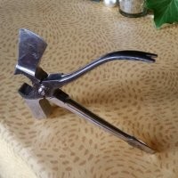 Кусачки-пассатижи увидел, плоскогубцы нет...