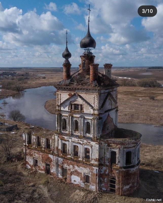Комментарии конечно жесть. 

Я подписан на Арсения. Он очень крутой фотограф.  Этот не тот блогер, как влад, проси господи, бумага или, как всякие дегенераты пранкеры

Инстаграм - это всего лишь выставка работ.  Это очень хорошо, что у писателей, фотографов, музыкантов есть площадки, где они могут своё творчество донести людям. 

Его работы вполне можно выставить на фишках в виде поста. И этот пост соберёт множество восторженных комментариев. Народу будет спорить о мрачности или разрухе, конечно появится срач патриотов и либералов. 

Но не отнять одного - он очень крутой фотохудожник!