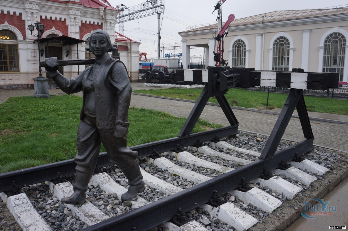 Не нарисует женщину с кувалдой на стыках паровозного пути