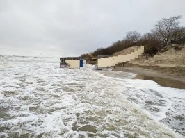 Оказывается что китайцев я люблю всё больше и больше. Этот вот случай. А буквально пару дней назад разразился скандал в нашем городском паблике вконтакте. У нас после штормов сильно размыло берег, порушилась авандюна в районе безумной стройки одобренной администрацией города. Вот я и как пример и довод дискуссии выложила несколько фоток как китайцы пустыню побороли и там леса теперь. А у нас не могут сберечь авандюну "эффектвные менеджеры".  Первые фото-остатки авандюны и очевидные жалкие попытки остановить подмыв под тупые строения на кромке прибоя. Последние: было-стало. Пустыня Му-Ус площадью 42 200 км . За 60 лет высажено 70 тысяч гектар леса и они не останавливаются на этом! А у нас снесло авандюну за 10 лет полностью. Но наши умники не стали восстанавливать работы по устройству фашин и высадке песколюбивых растений с мощными корнями, как было столетия прежде, а лишь активнее стали строить гробины отелей на песке, жральни и срывать высокую аванюну для удобства строительства. О как! Ну и как тут не восхищаться китайцами?!